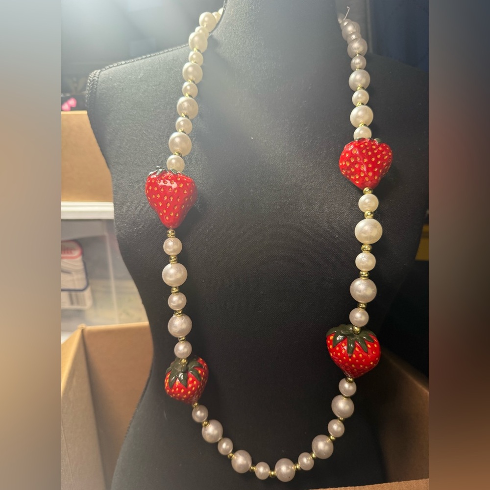 21 inches long Strawberry Faux Pearl Necklace‎ - Picture 3 of 6